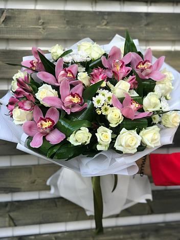 Букет цветов из: Розы и Хризантемы в Поселке совхоза Астапово