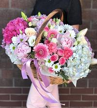 Композиция солнечный день в Поселке совхоза Астапово Цветочная композиция из Розы, Хризантемы, Пионы и Лизиантусы в корзине в Поселке совхоза Астапово