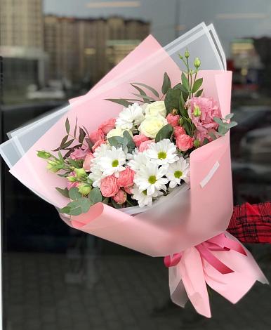 Букет цветов из: Розы, Лизиантусы и Хризантемы в Поселке совхоза Астапово